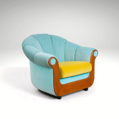 Poltrona tondeggiante con braccioli in velluto Rubelli color Zaffiro & Miele